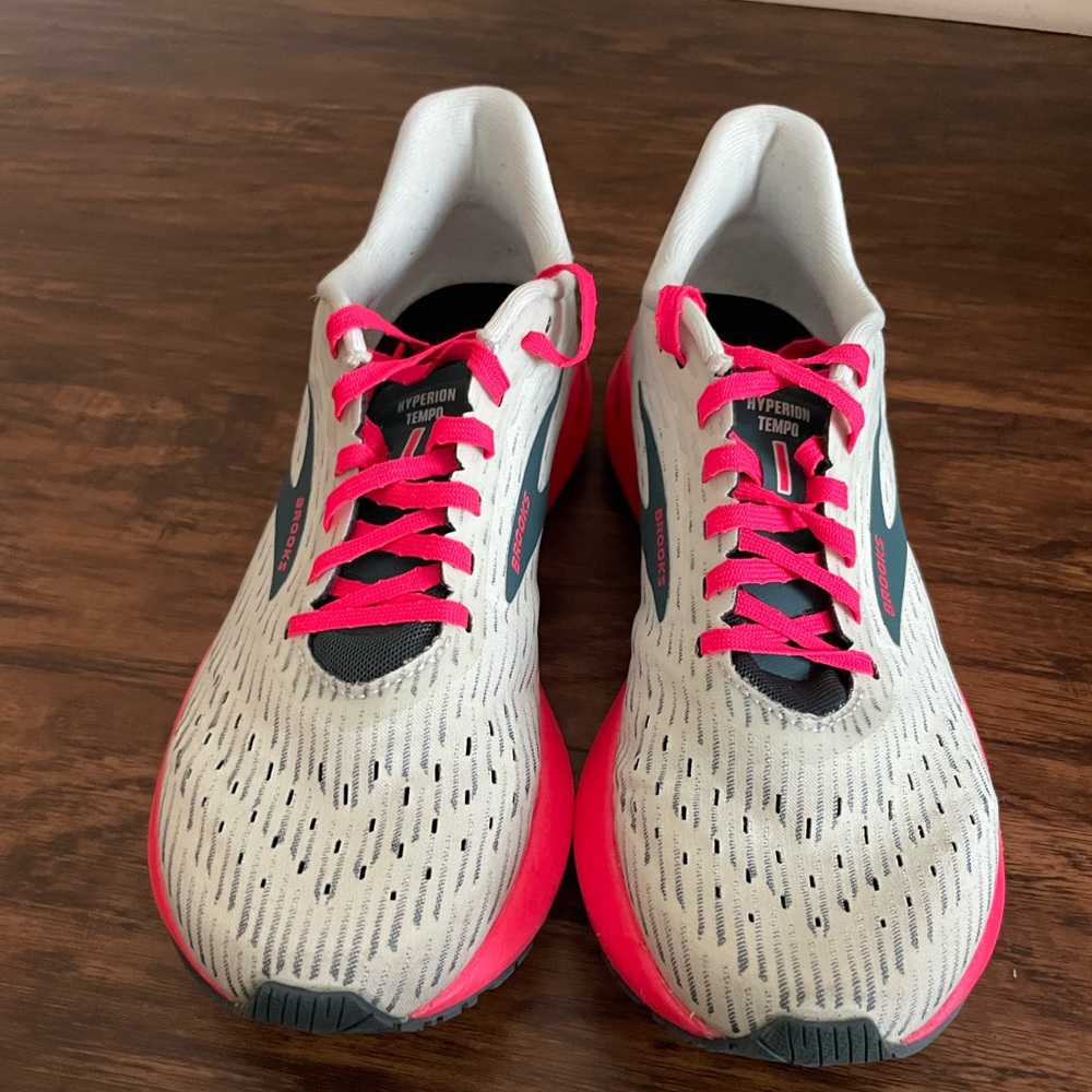 Women Brooks Hyperion Tempo, size 9.5, excellent condition